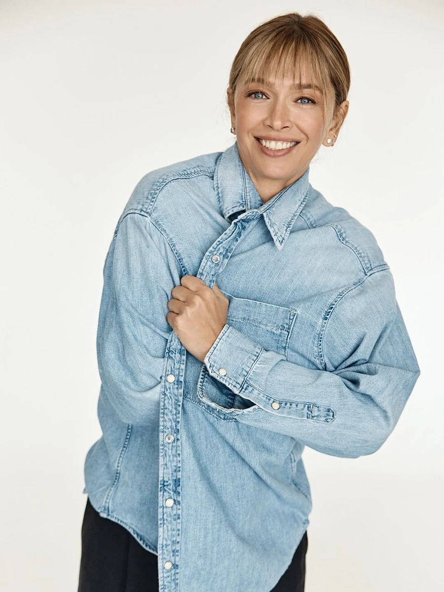 Віра Брежнєва у синьому денімі посміхалася для фото