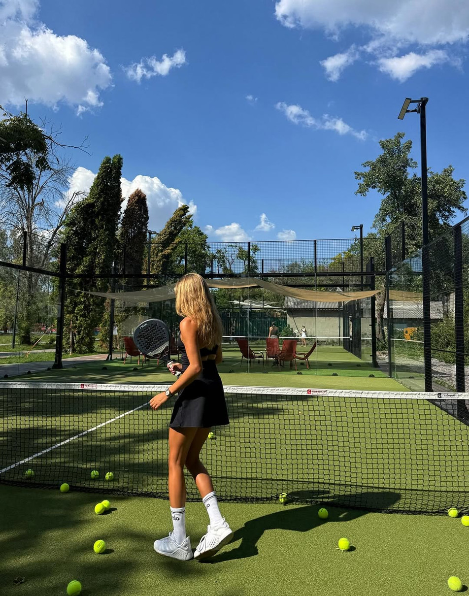 Дар'я Білодід попозувала на тенісному корті