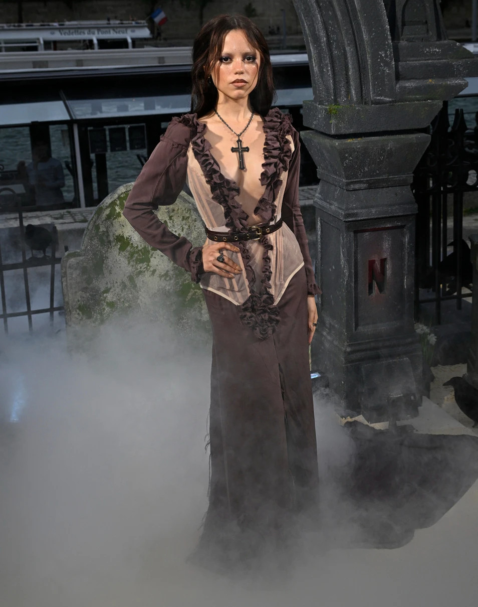 Дженна Ортега у готичному вбранні