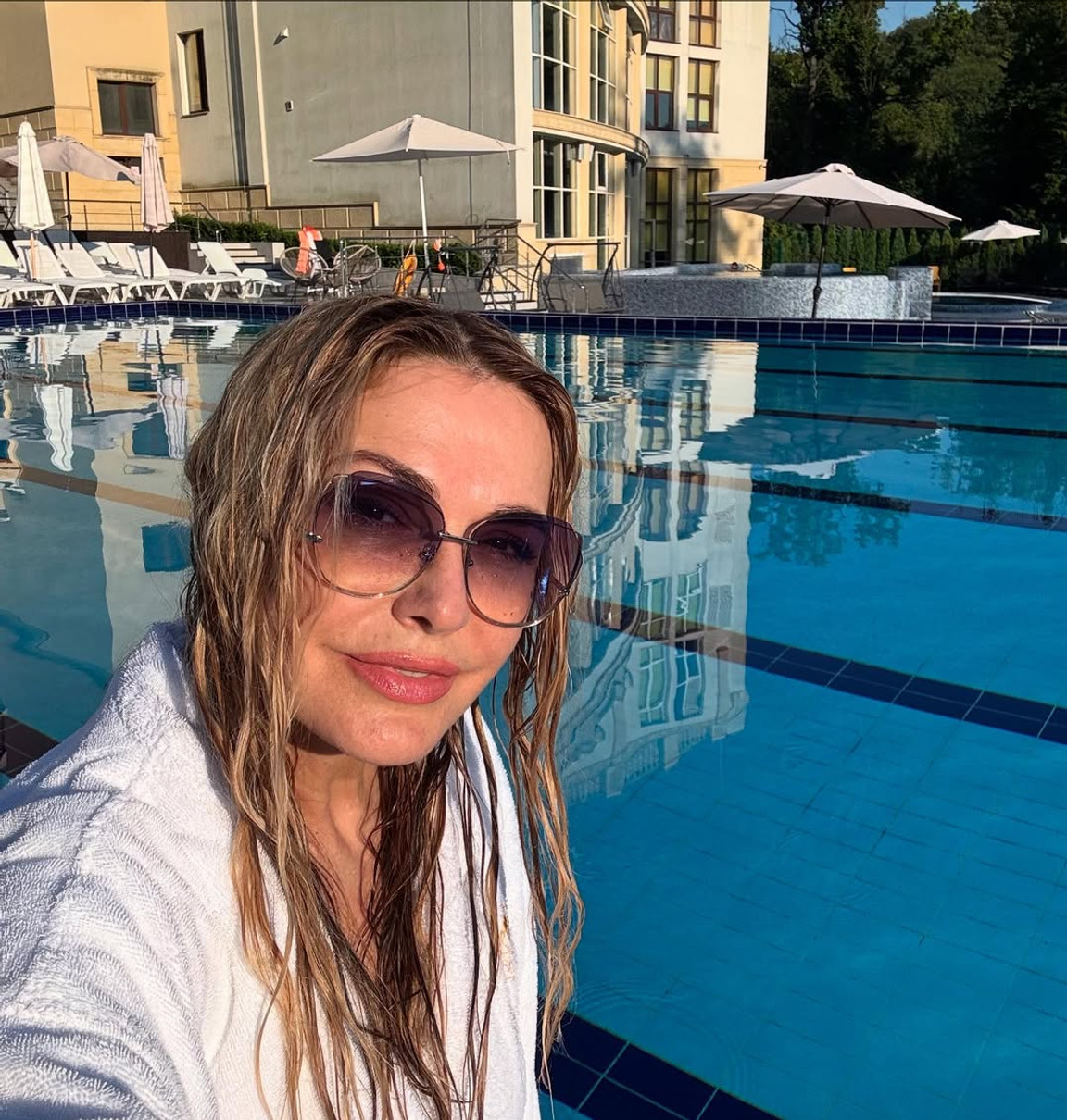 Ольга Сумська показалася біля басейну на відпочинку