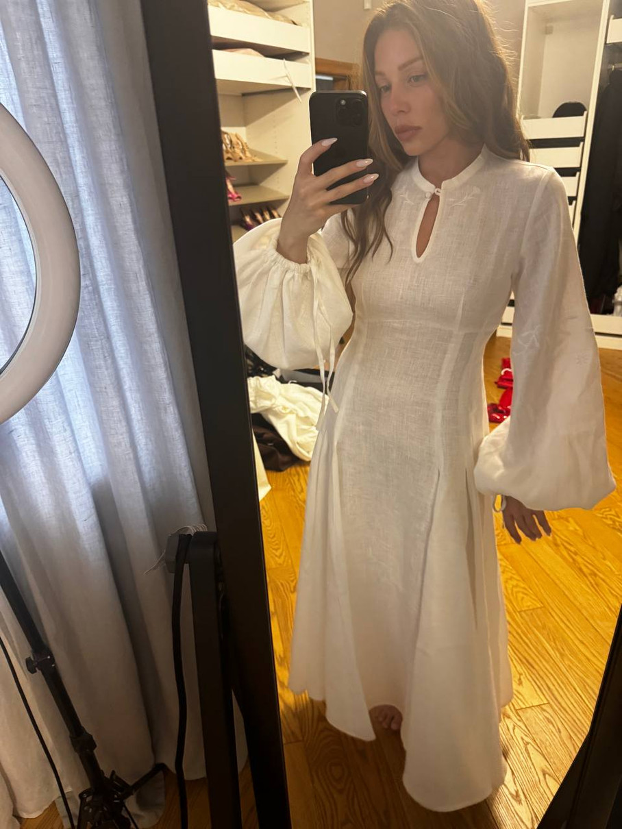 Тіна Кароль попозувала коло дзеркала