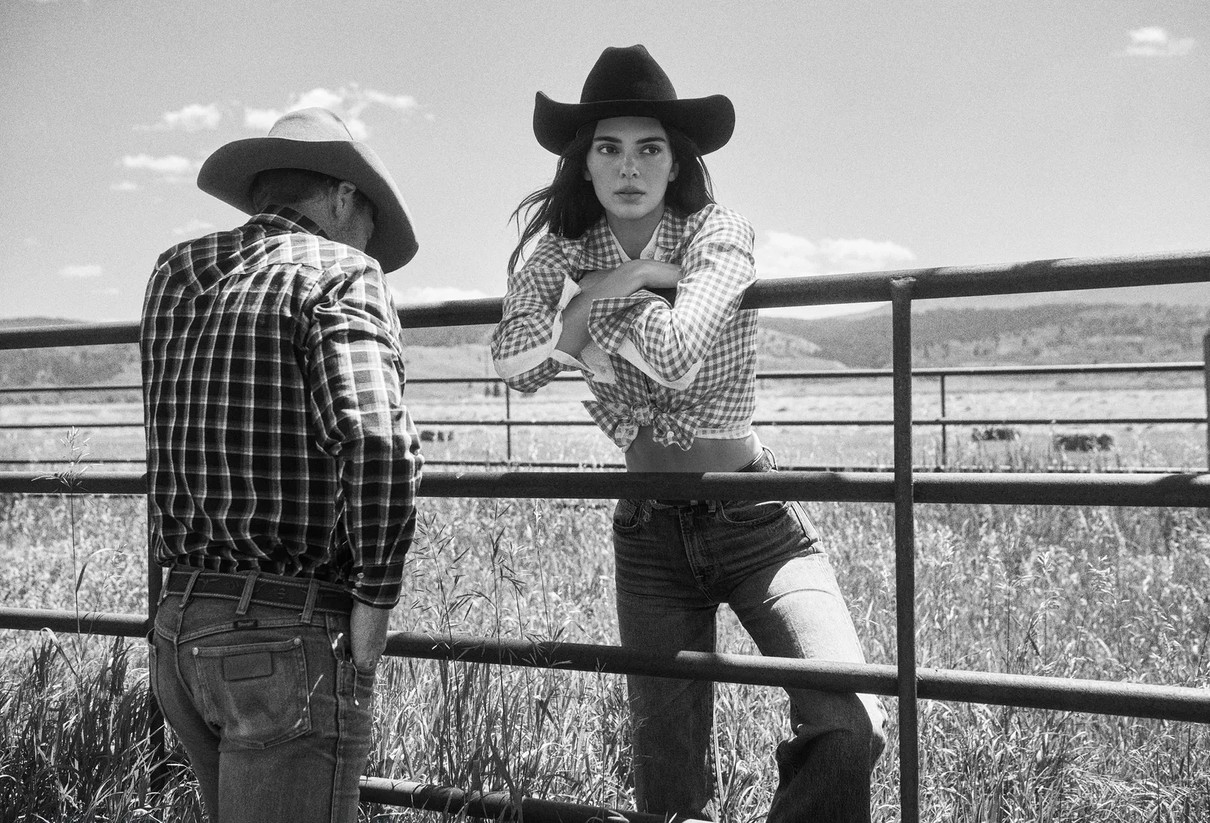 Кендалл Дженнер у сорочці та капелюсі похвалилася тілом для журналу