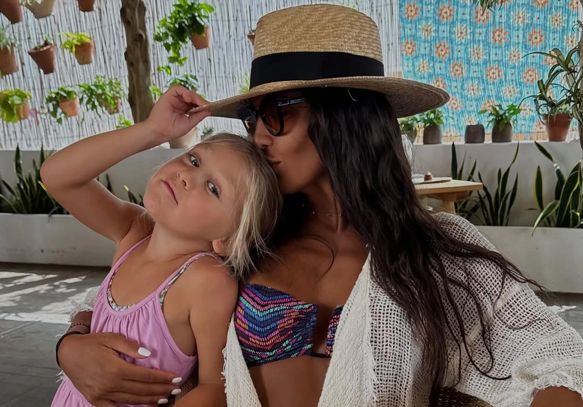 Санта Дімопулос з донькою позує для фото