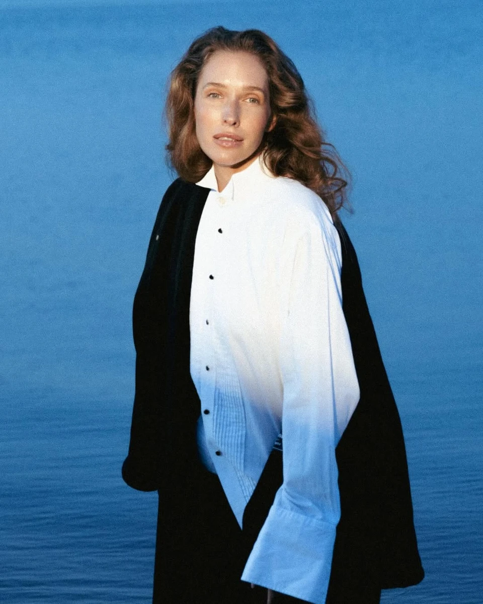 Катерина Осадча у сорочці наробила ефектних фото на пляжі