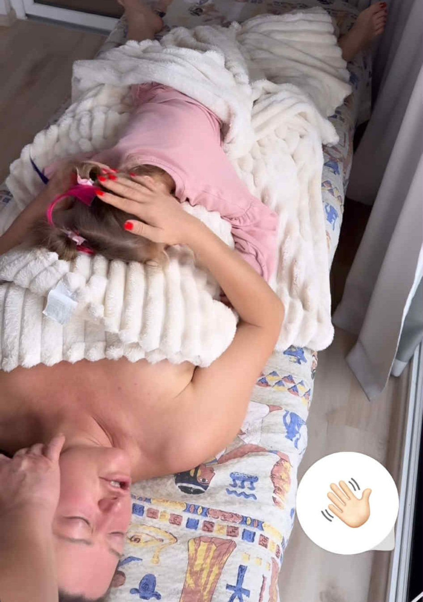 Могилевська обіймає донечку Соню