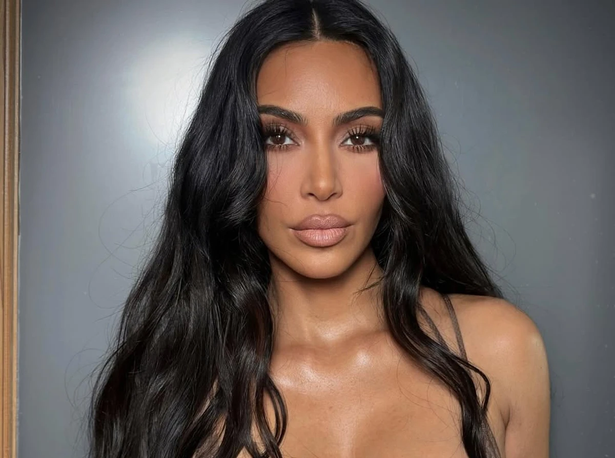 Кім Кардашян показалася на показі мод