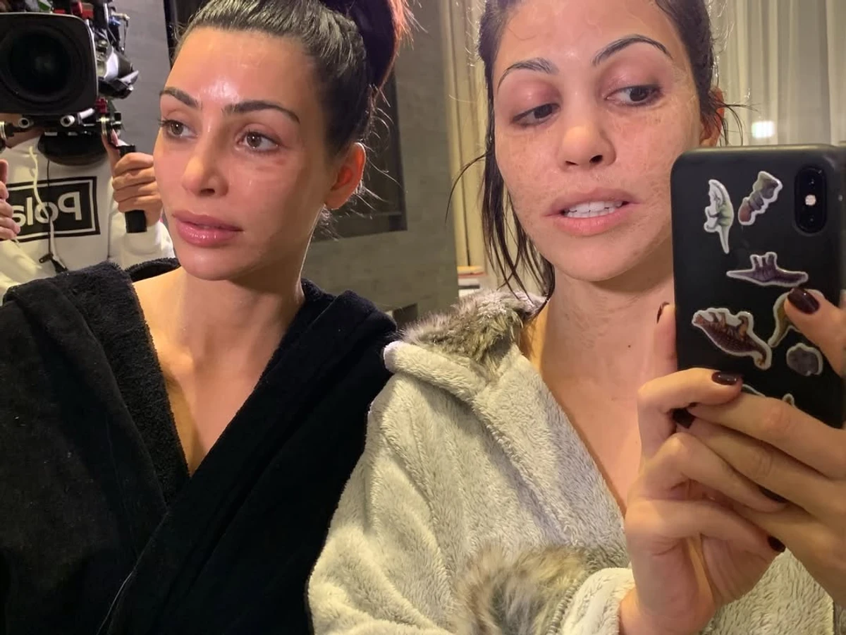 Сестра Кім Кардашян насмішила їхніми фото без мейку на її 45-річчя