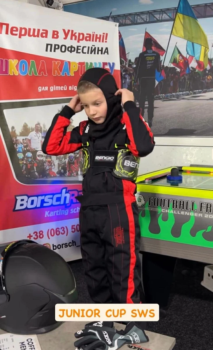 Хлопчик любить поганяти на картингу