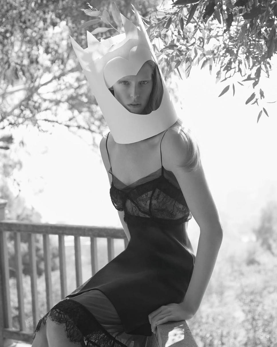 Невістка Шварценеггера у міні та з короною попозувала на вулиці