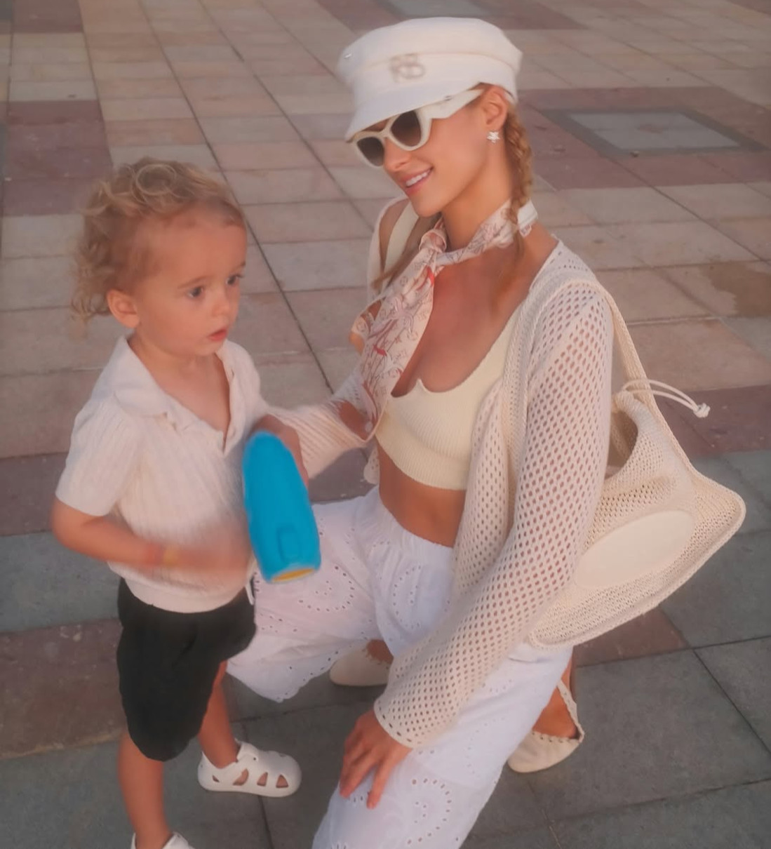 Періс Хілтон в кепі українського дизайнера попозувала з сином на відпочинку