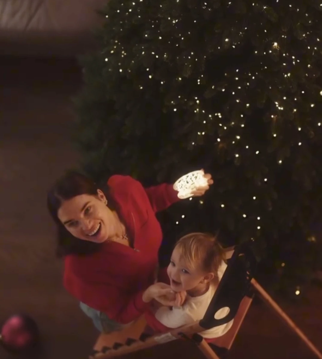 Дружина Усика пораділа Різдву у компанії дочки