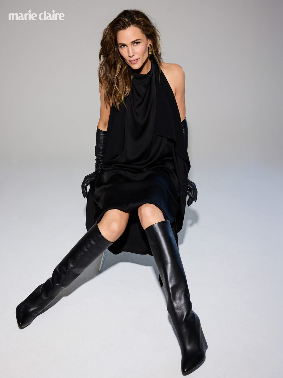 Дженніфер Гарнер елегантно попозувала на стільці у стильній сукні