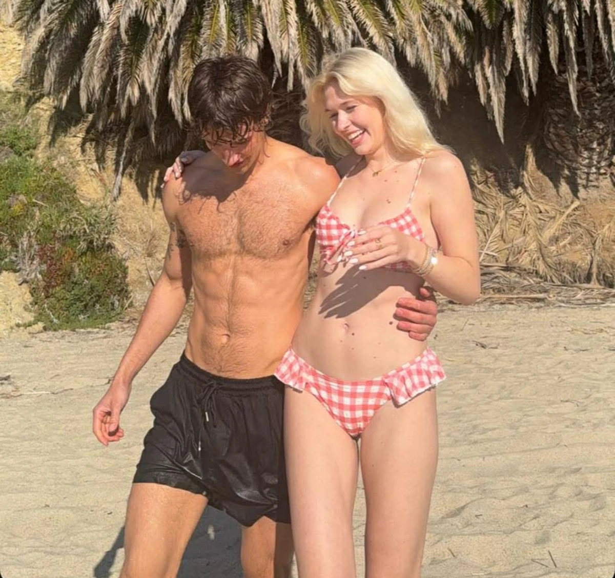 Донька Брежнєвої у купальнику зазнімкувалася з голоторсим хлопцем на пляжі