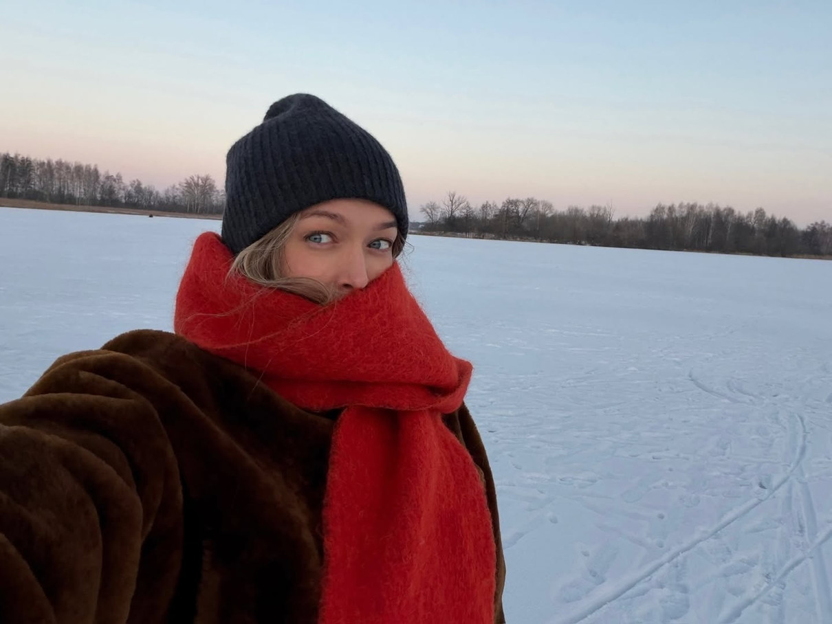 Віра Брежнєва наробила селфі на снігу у Києві