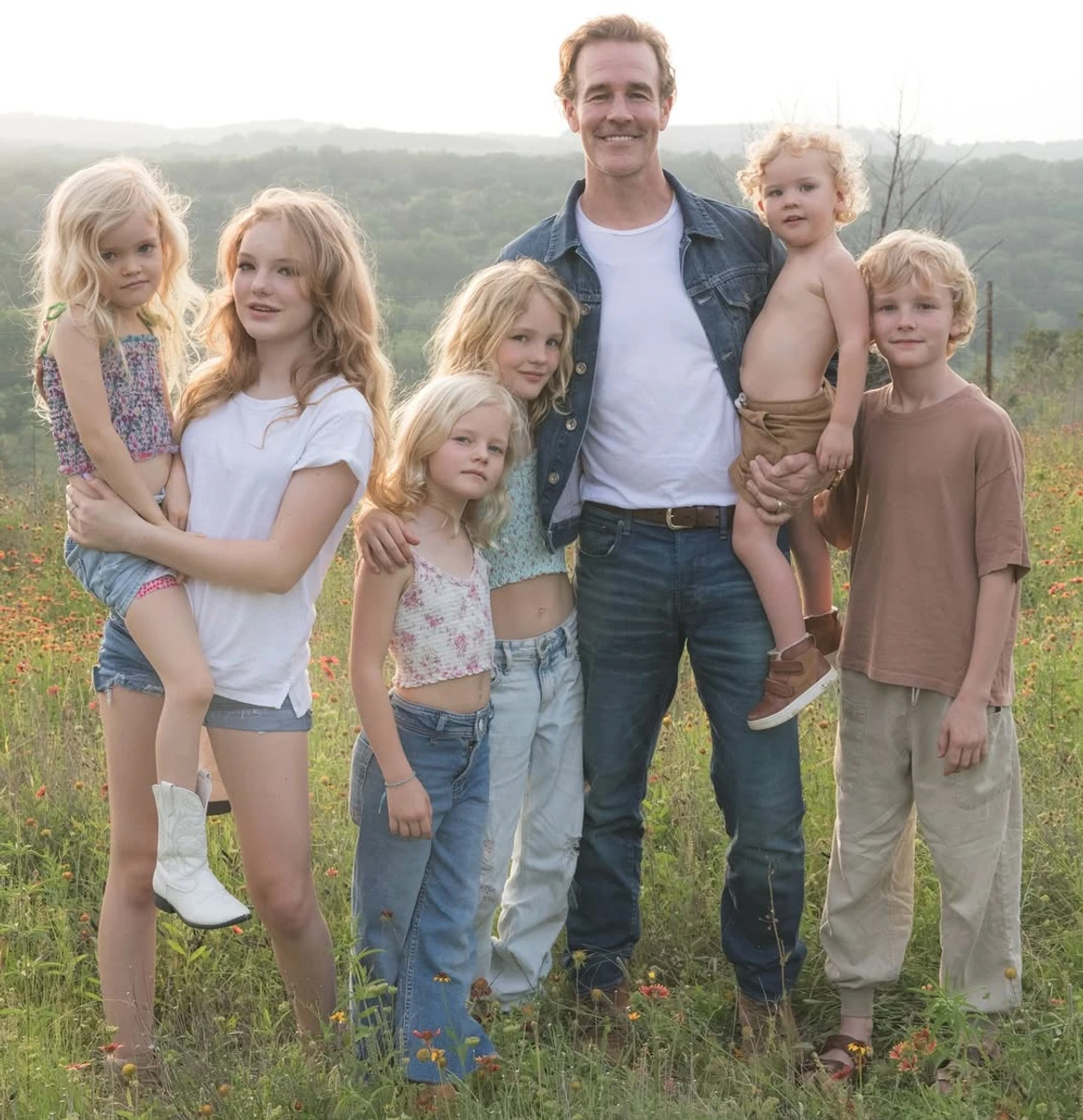 Джеймс Ван Дер Бік на фото зі своїми 6 дітьми