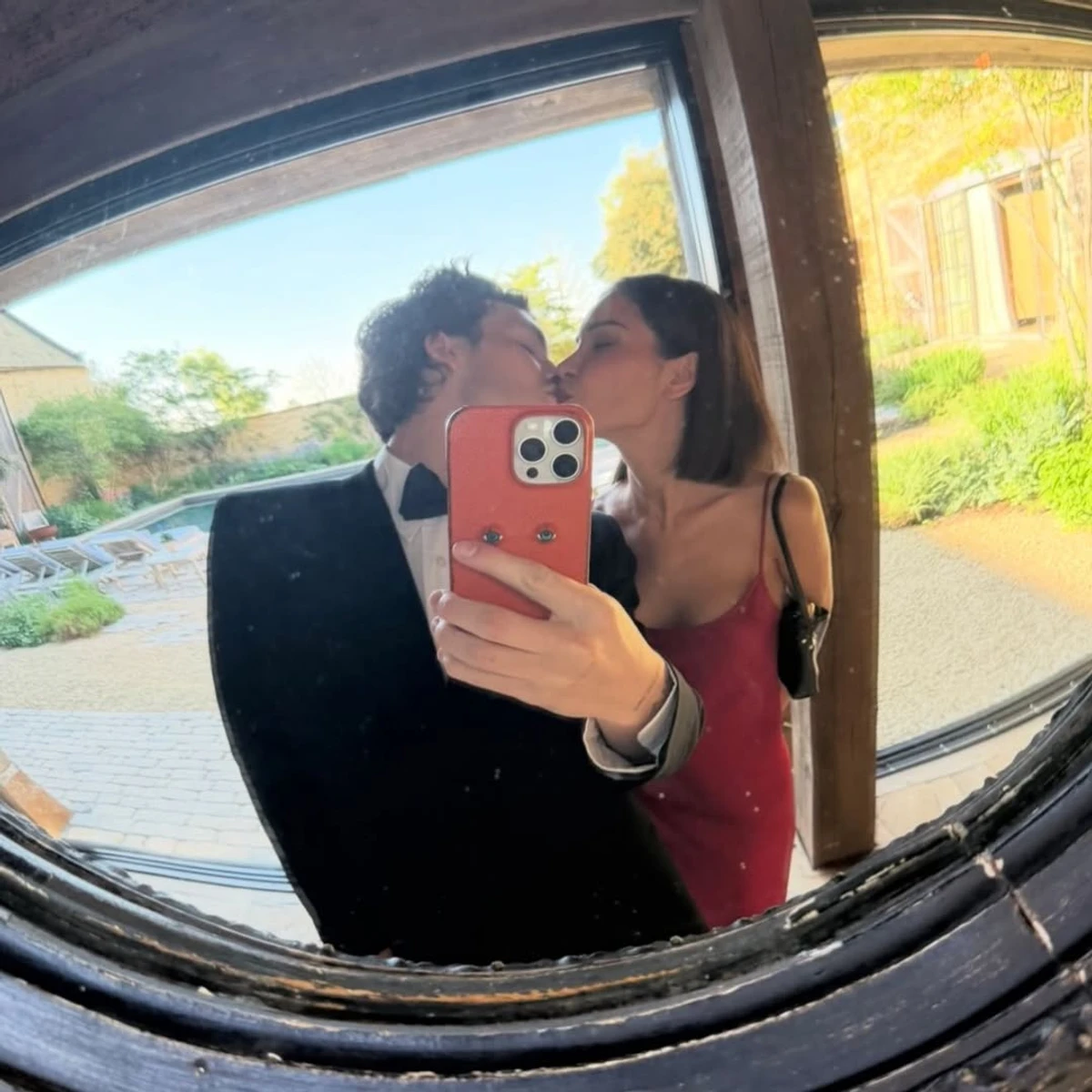 Круз Бекхем зі своєю коханою на селфі