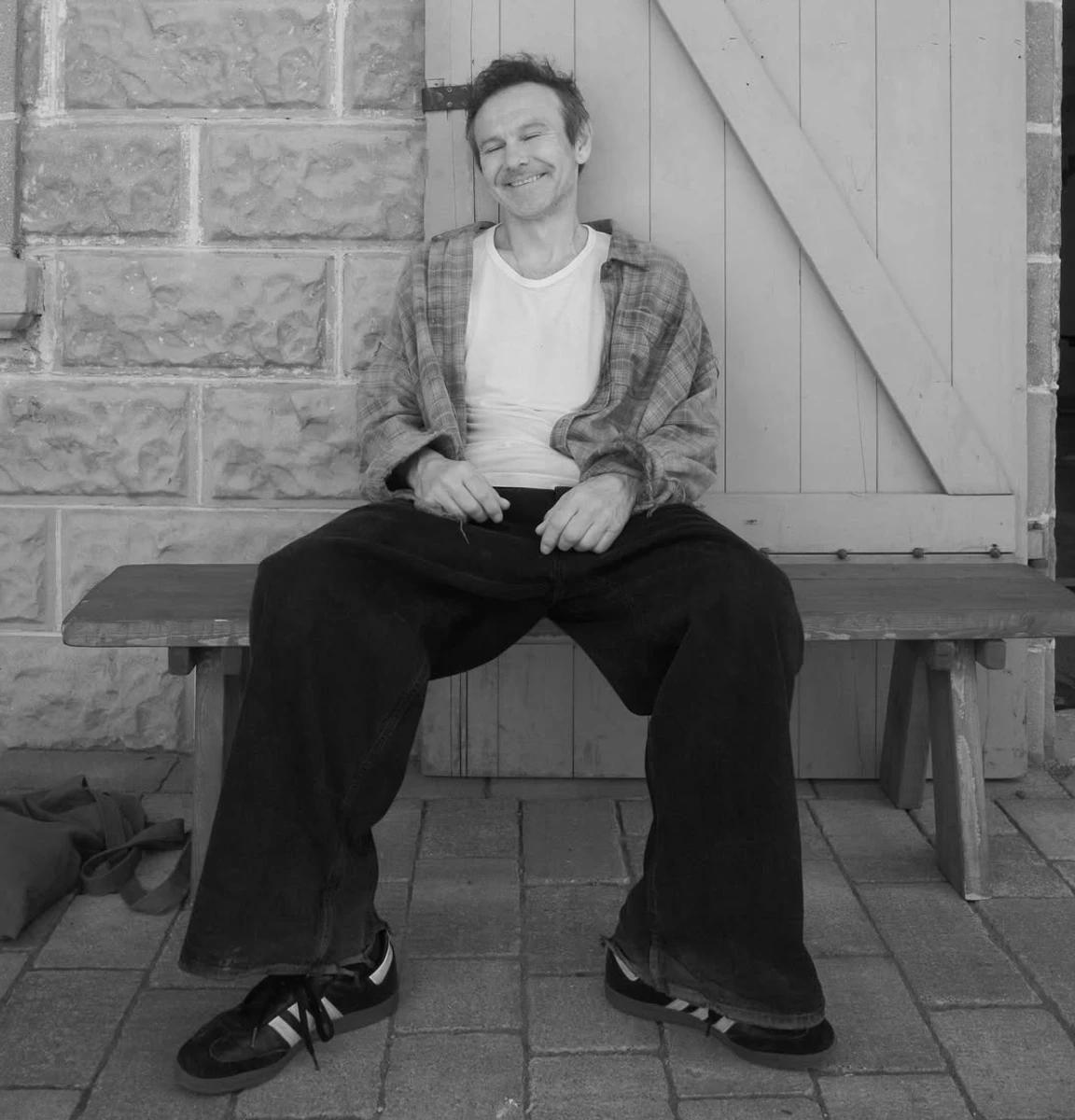 Святослав Вакарчук попозував у сорочці та джинсах в Тель-Авіві