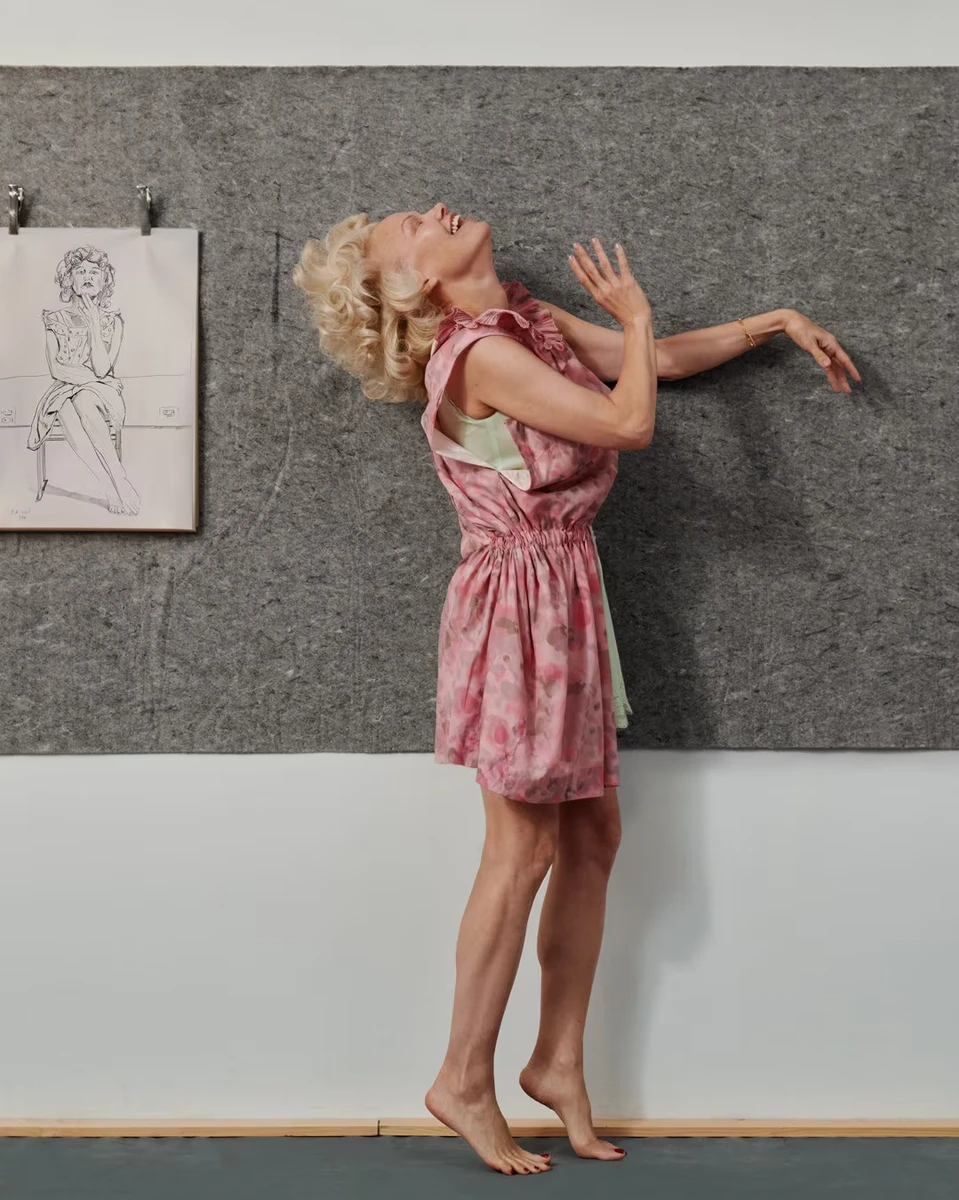 Памела Андерсон у міні в квіточку посвітила ногами