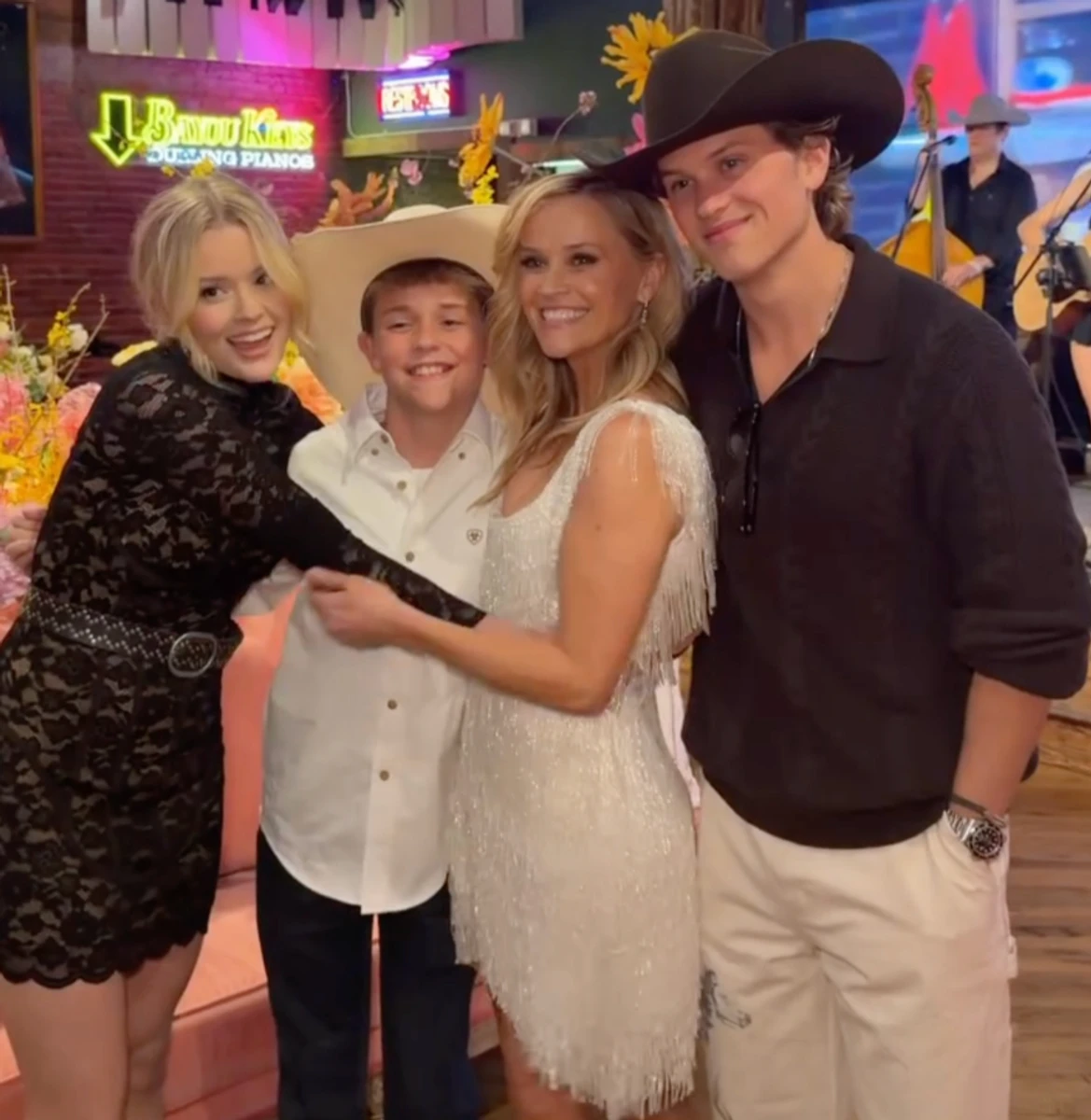 Син Різ Візерспун показав фото з сестрою, братом і мамою на її 50-річчя