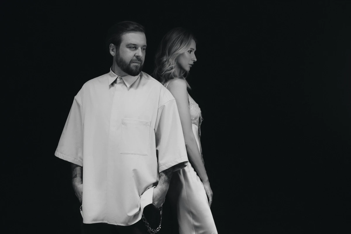 Бажання бути з кимось, але водночас і страх повністю зануритися у стосунки прослідковується впродовж всієї пісні