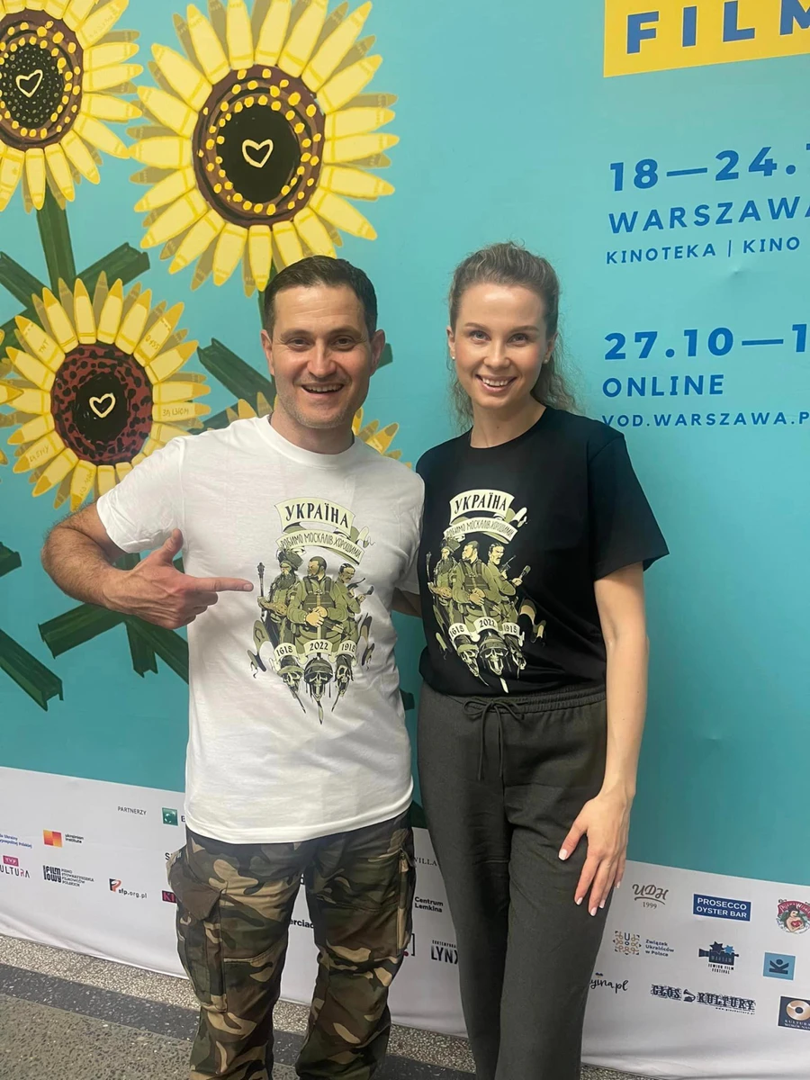 Обраниця режисера свого часу працювала у консульському відділі посольства України в Білорусі. Завдяки її старанням додому вдалося повернути кількох українців