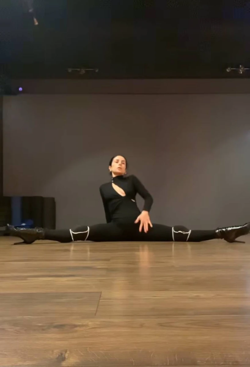 Співачка легко сідає на шпагат