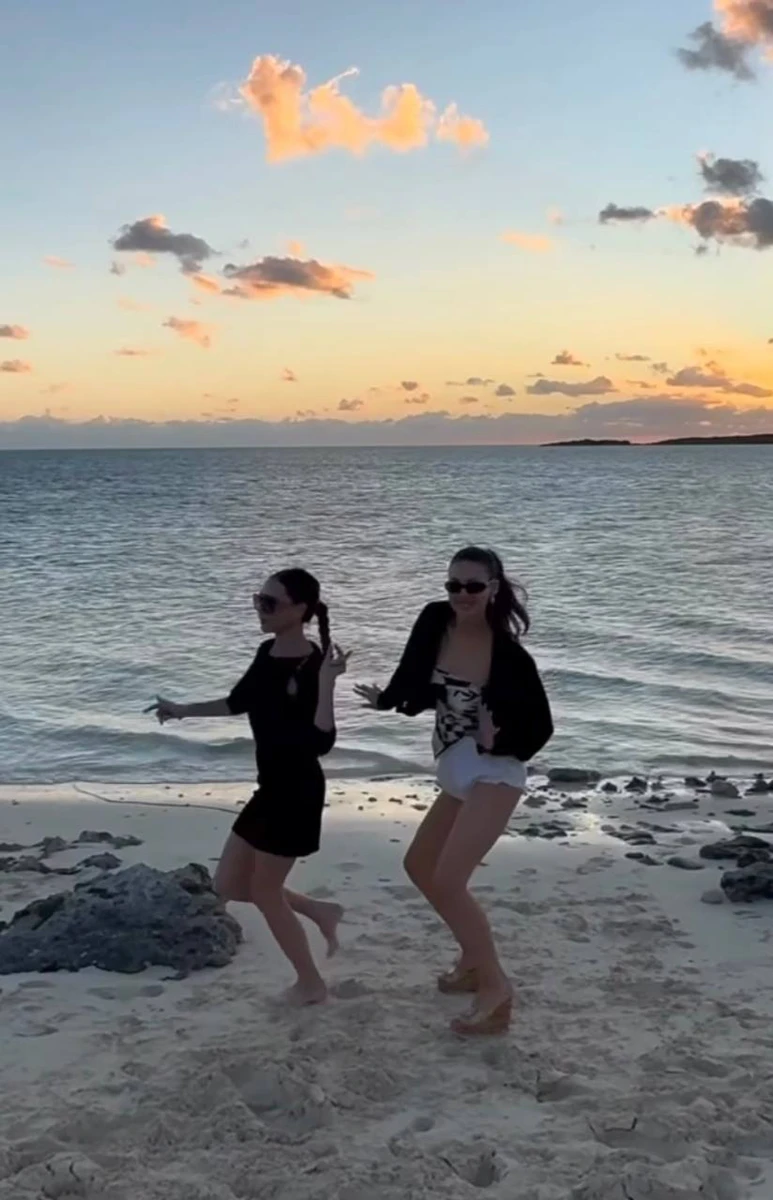 Вікторія з невісткою потанцювали на пляжі