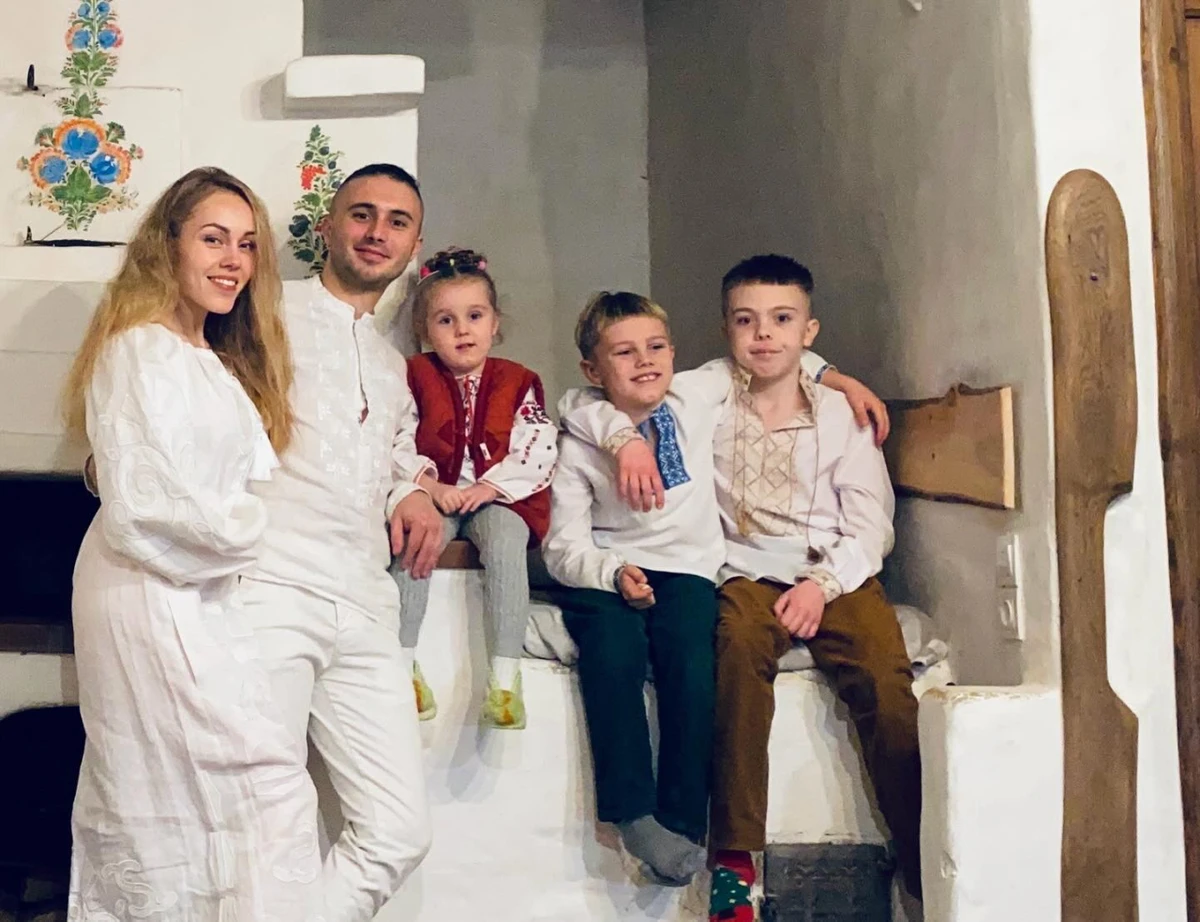 Доньці - 3 роки, а хлопцям 10 і 8