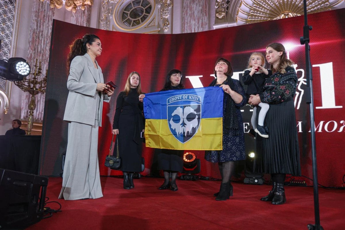 Один із найбільш щемких моментів церемонії: на сцену вийшли рідні загиблих льотчиків Джуса і Мунфіша