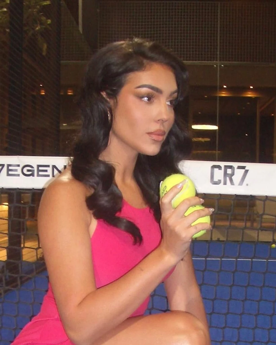 Родрігес у рожевому міні