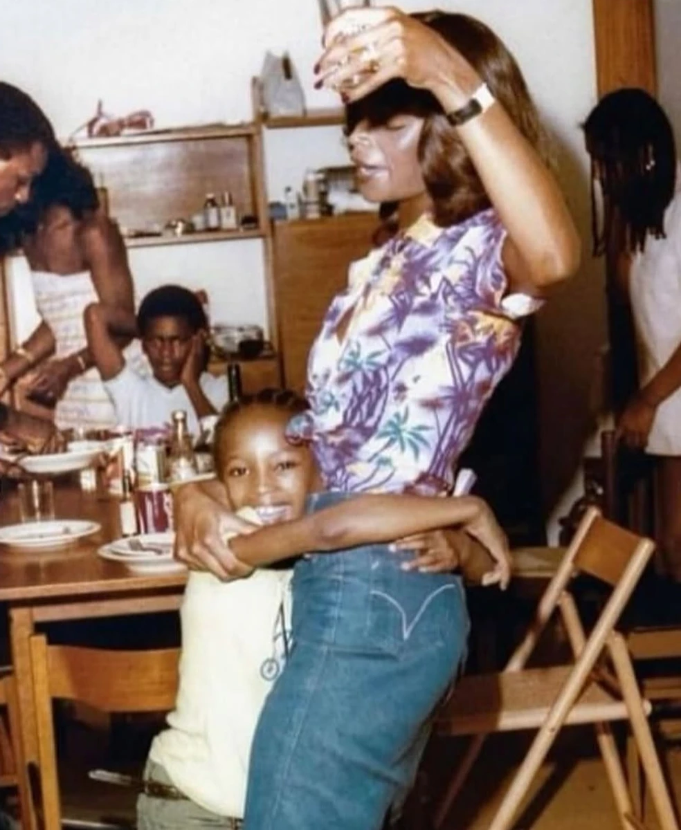 Наомі Кемпбелл у дитинстві обіймає свою маму