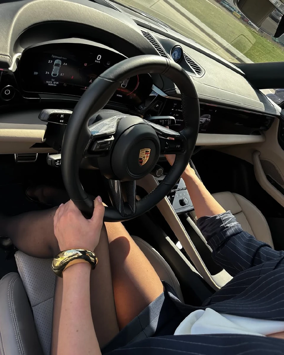 Різатдінова за кермом Порше