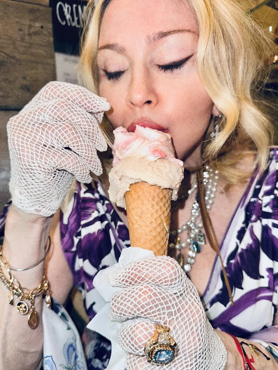 Мадонна зазнімкувалася з морозивом на своїй вечірці