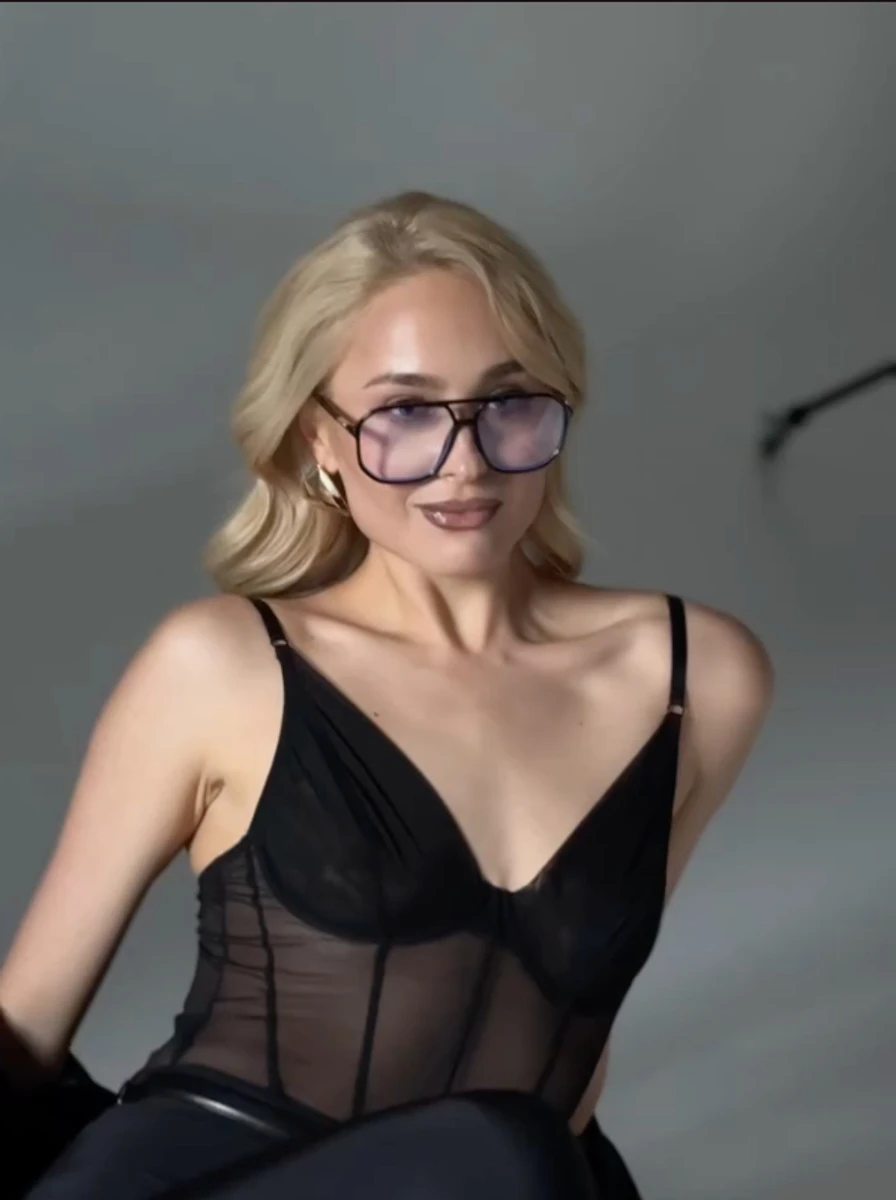 Анастасія Цимбалару у прозорому топі показала декольте на зйомці