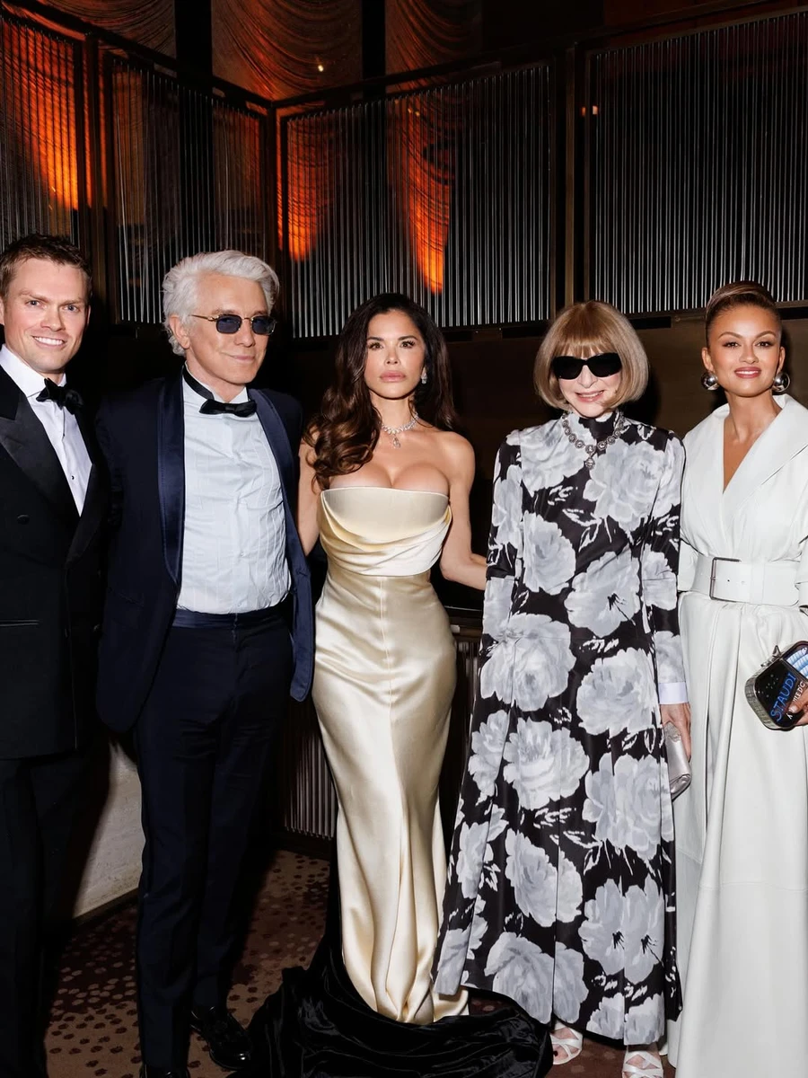 Анна Вінтур з Лорен Санчес на фото