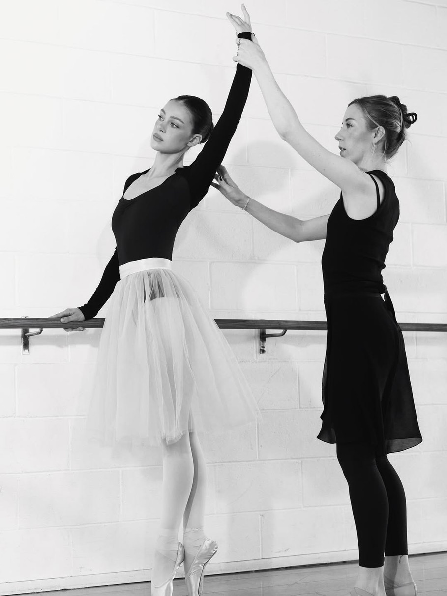 Невістка Бекхемів у боді та пачці постояла на пуантах для фото