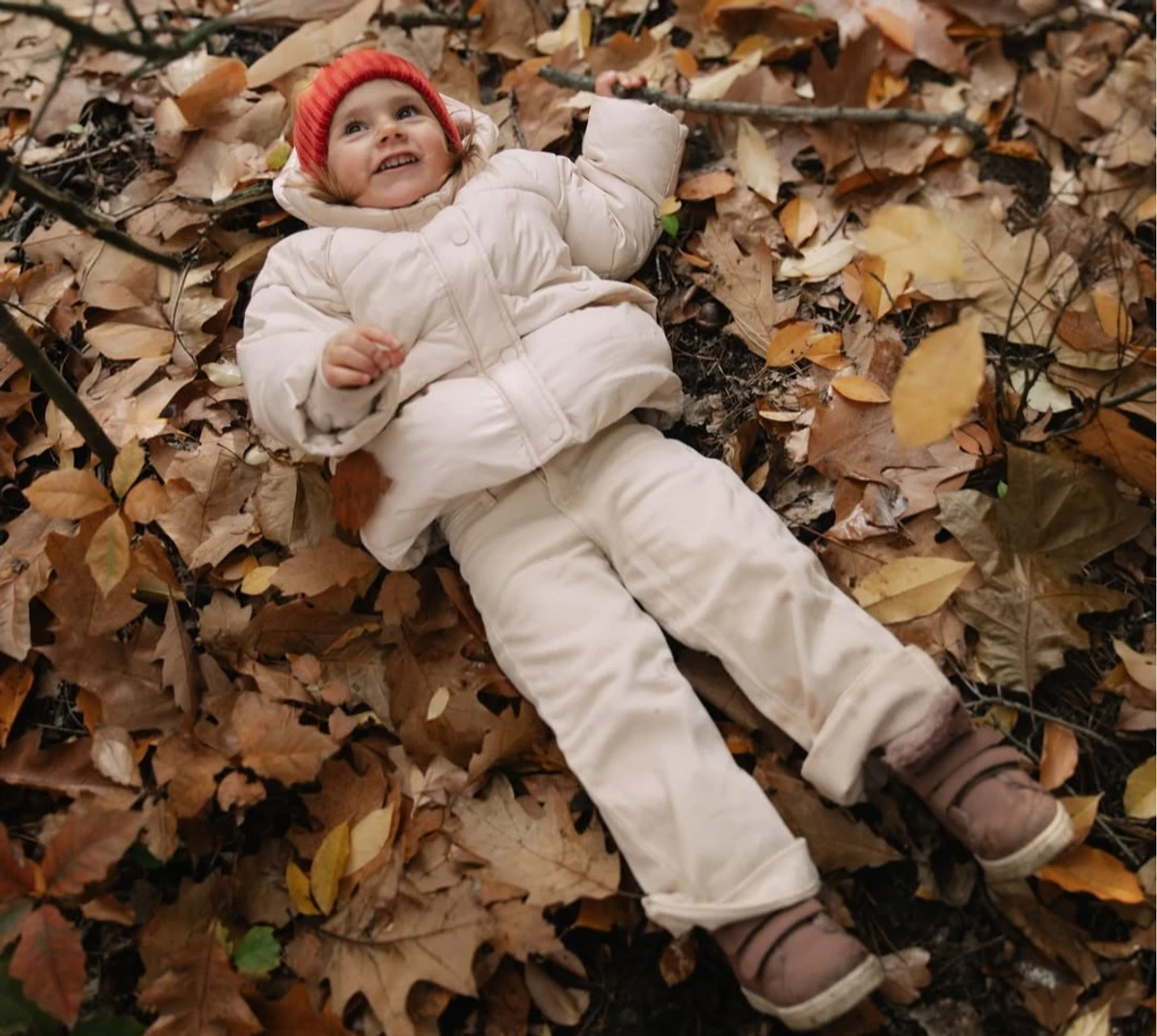 Світлана Тарабарова показала, як її молодша дочка лежить на землі в лісі