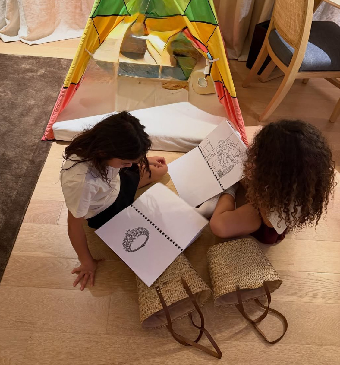 Наречена Кріштіану Роналду показала милі фото з дочками і розмальовками