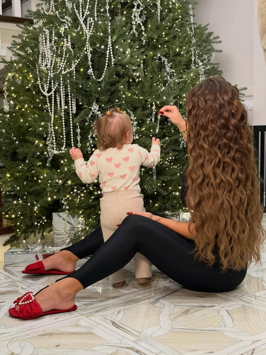 Юлія Верба показала, як дочка допомагала їй прикрашати ялинку