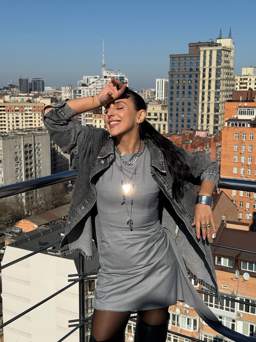 Джамала у короткій сукні на даху будівлі