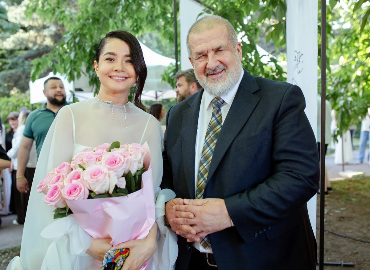 Голова Меджлісу Рефат Чубаров, за словами Севгіль, зіграв дуже важливу роль у її житті.Ми, кримські татари, можливо, трішки більше ніж інші відчули, як формуються певні риси в спільноті. Моїх батьків вигнали, коли вони ще були дітьми, і привезли далеко в Центральну Азію... Наші батьки вчили нас, що ми маємо бути успішними і нам треба вчитися і працювати набагато більше, ніж іншим, бо до нас будуть ставитися особливо. І наша молодь знає, що їй теж потрібно багато працювати і вчитися... Ми повернемося (в Крим) і ми дуже сподіваємося на наших зірочок, на наших дітей, на нашу Севгіль, вона дуже особлива, і ви це бачите, - сказав Чубаров