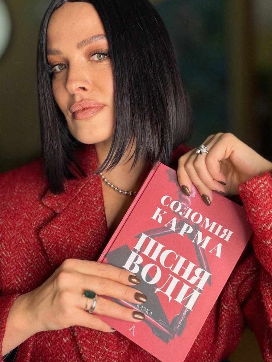 Даша Астафʼєва із книгою