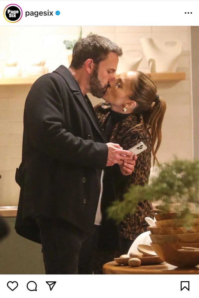 Цікаво, під час інших занять із Дженніфер Бен теж від телефону не відривається?