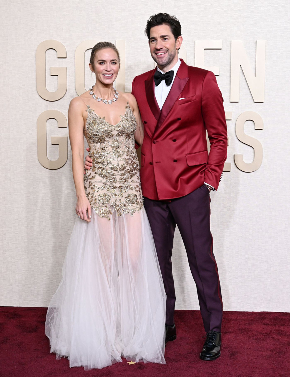 Емілі Блант у біло-золотій сукні від Alexander McQueen позувала в обіймах свого чоловіка Джона Красінскі
