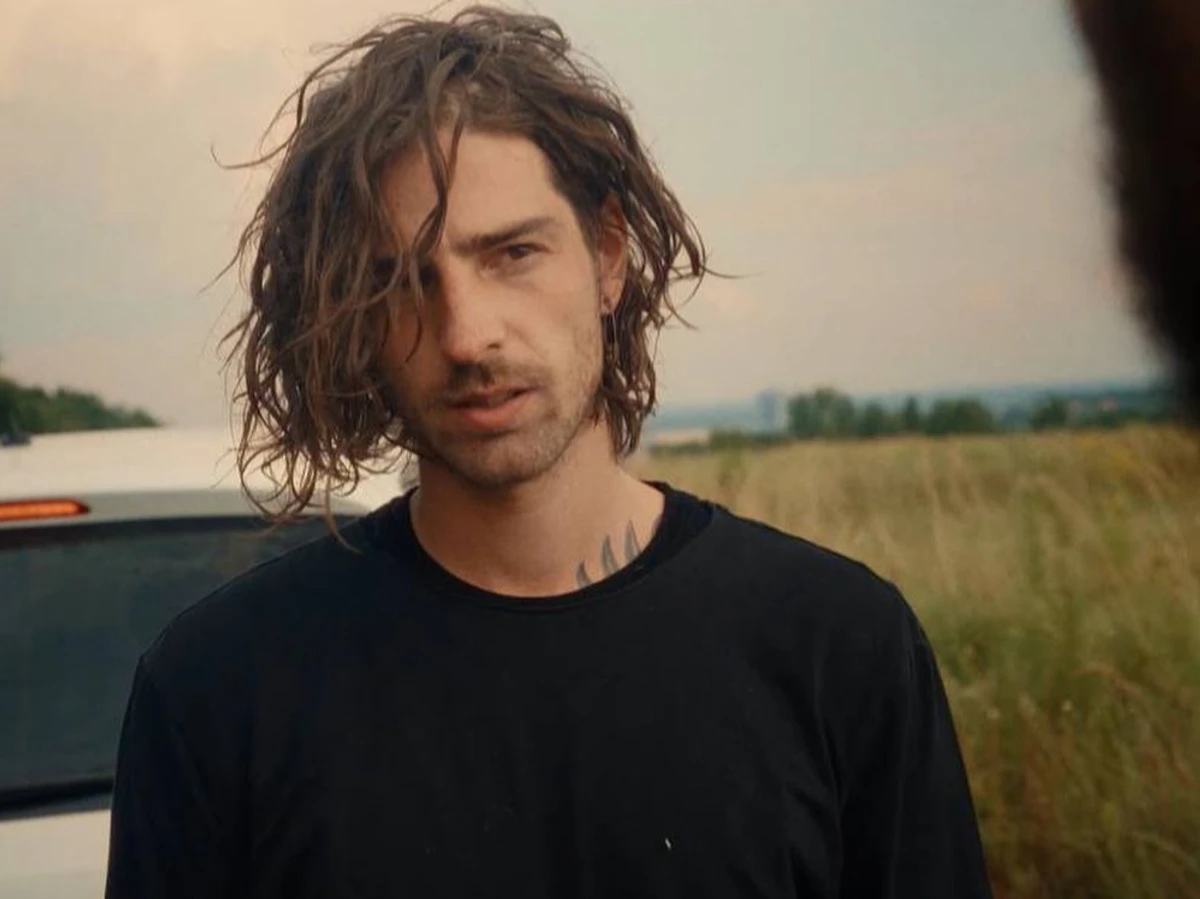 Володимир Дантес позує для фото