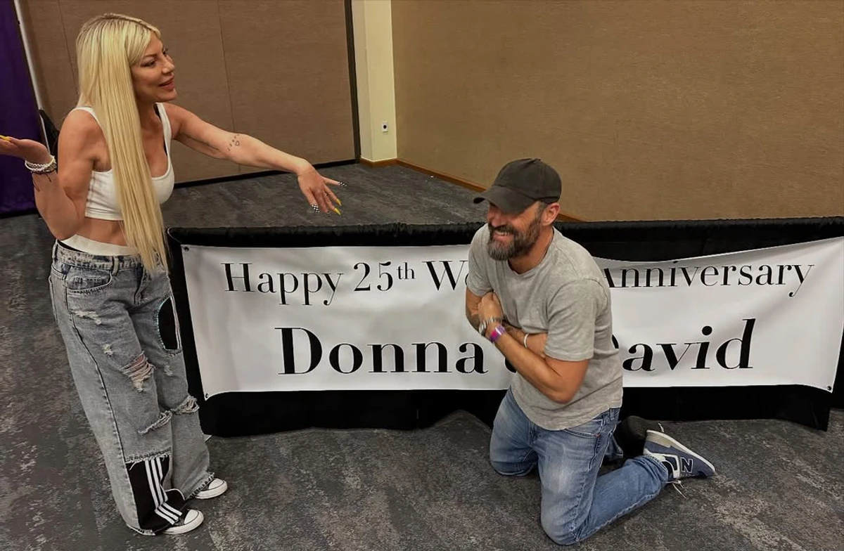 Торі Спеллінг попозувала хі своїм колегою для фото