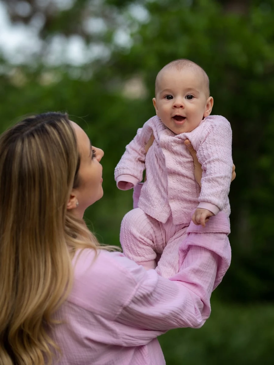 Анжеліка Терлюга тримає доньку на руках