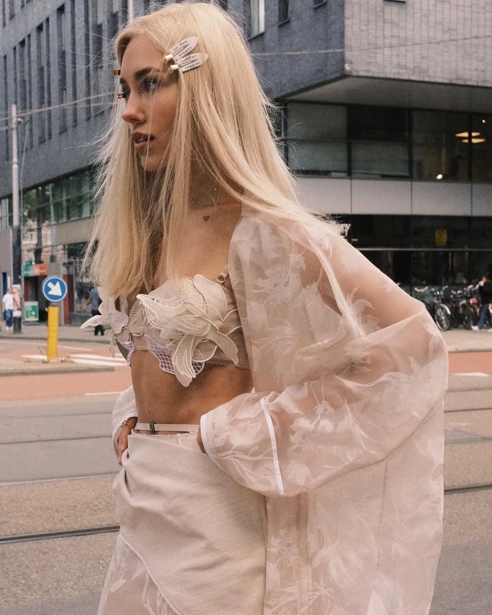 Даша Квіткова у топі посвітила пласким животом в Амстердамі