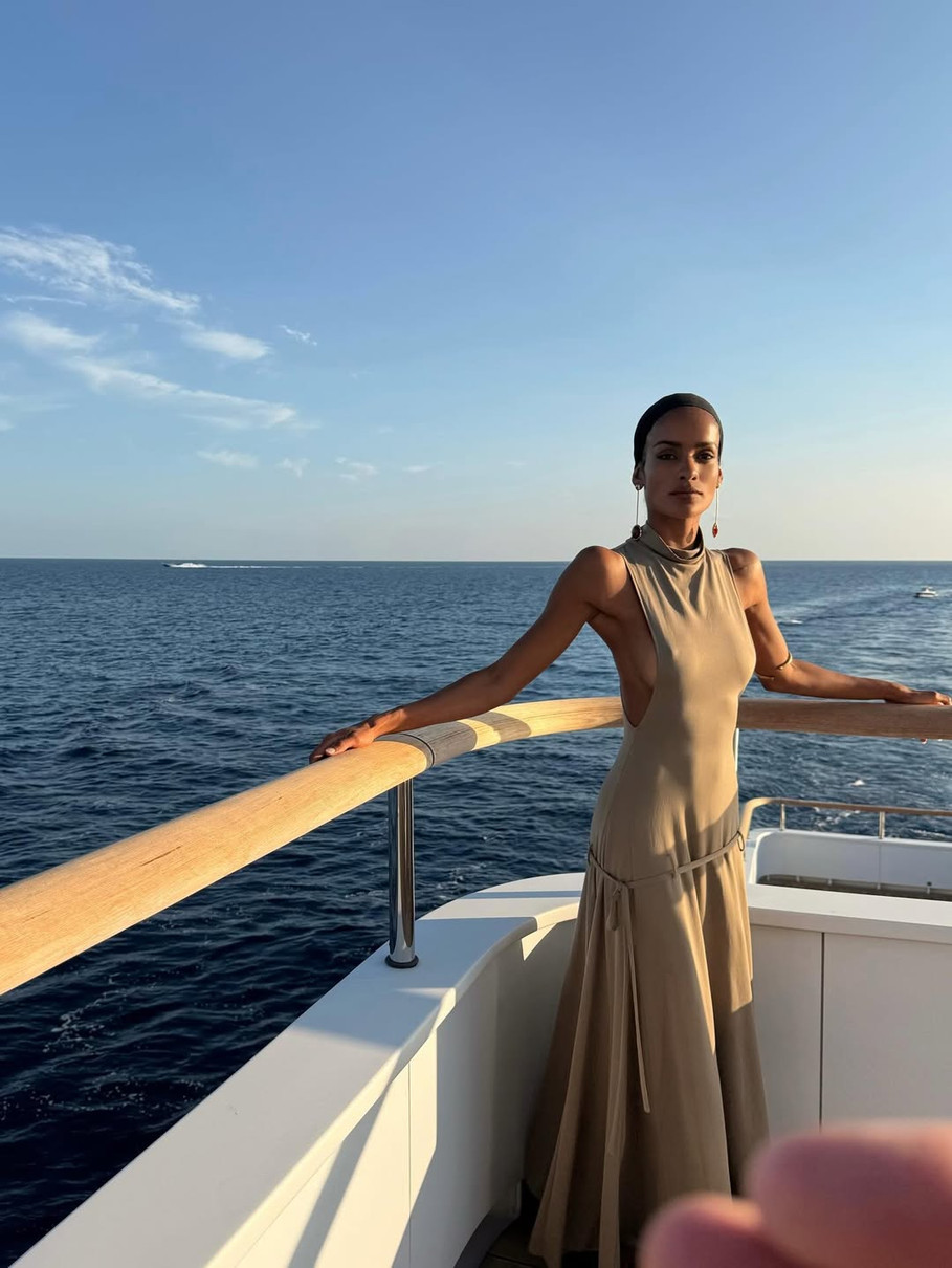 Кохана Касселя в ефектній сукні наробила стильних фото на яхті