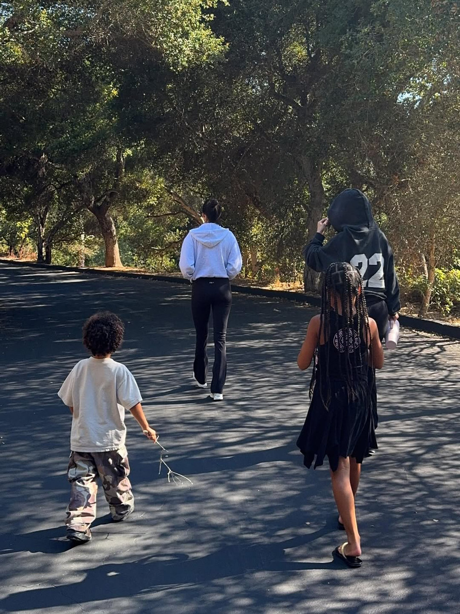 Кайлі Дженнер показалася з дітьми та Кендалл на своєму 28-річчі без Шаламе